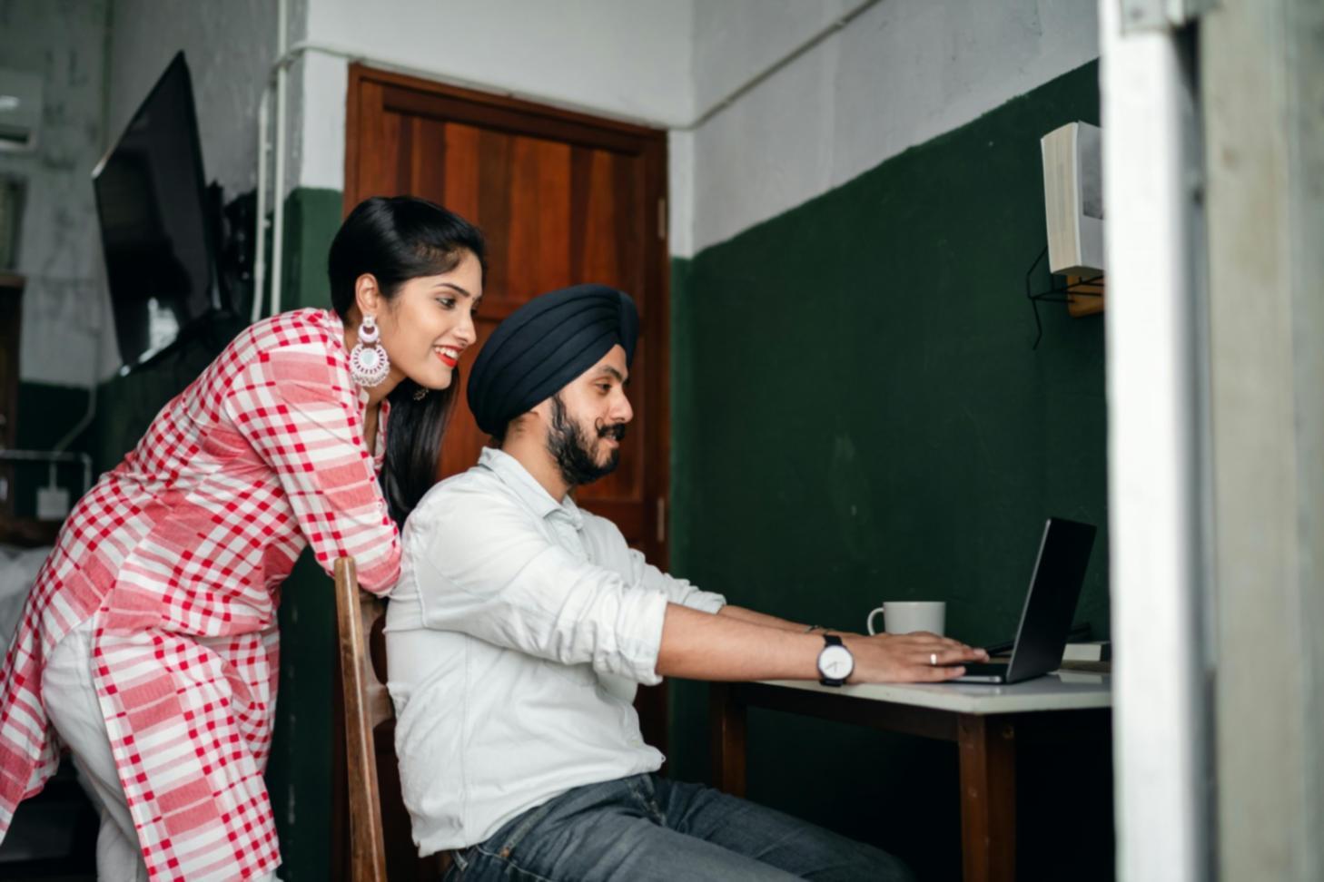 Команда обсуждает проект в офисе